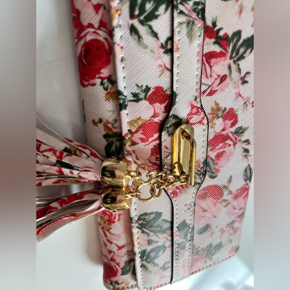 Adorable white rose floral ladies wallet with tassle - Picture 3 of 7